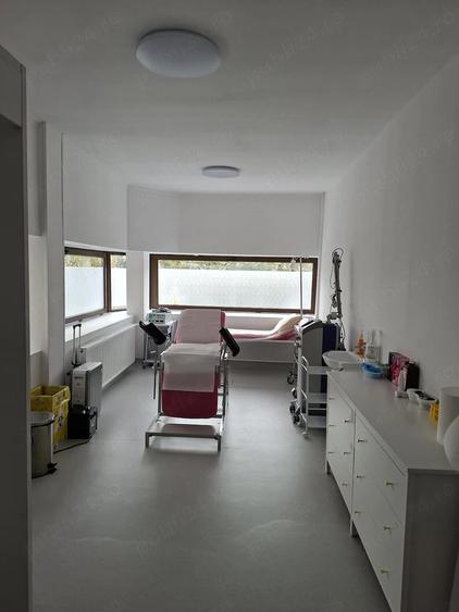 Casă cu 10 camere cu Teren 200 Mp în Romană