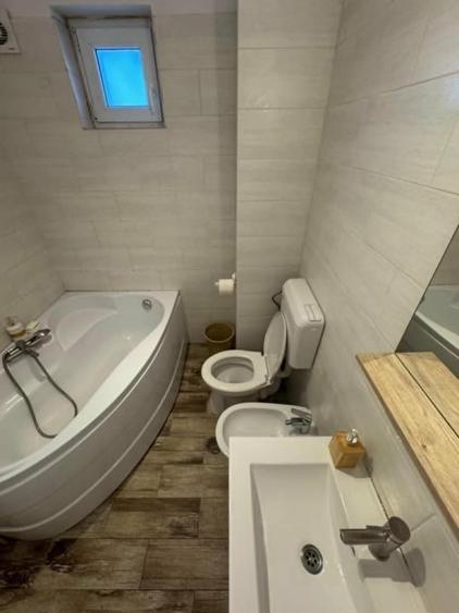 Calarasi-Decebal-7 minute metrou P-ta Muncii,apartament 2 camere,2 bai - 6