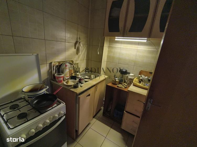 Apartament cu 3 camere decomandat în Teiul Doamnei