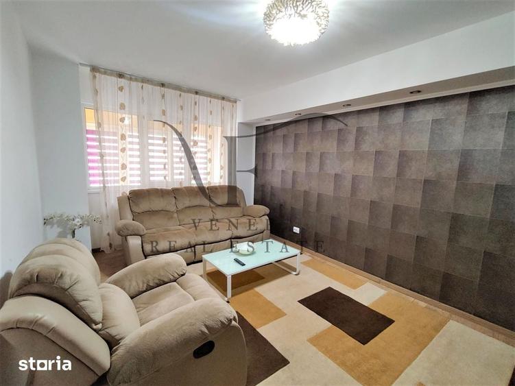 Apartament cu 3 camere semidecomandat în Centrul Civic