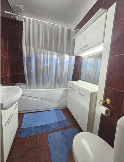 Apartament cu 4 camere semidecomandat, mobilat în P-ța Victoriei