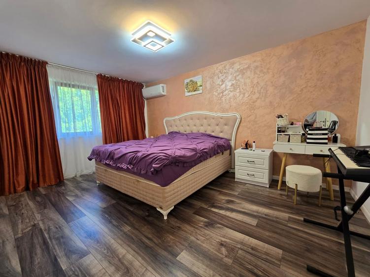 Casă cu 5 camere cu Piscina în 1 Decembrie