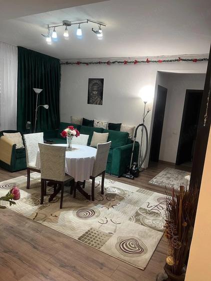 Apartament cu 3 camere decomandat în Roșu