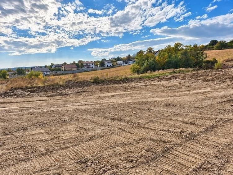Teren agricol intravilan de 13000 mp, în Aeroport