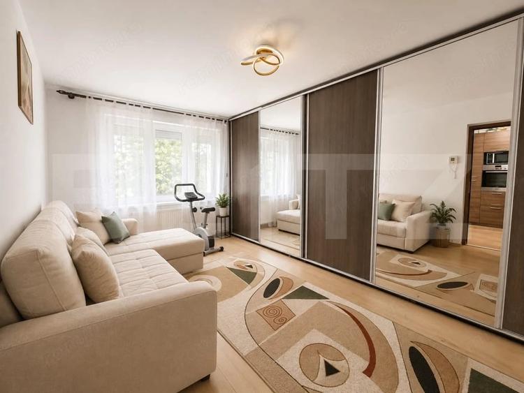 Apartament cu 3 camere semidecomandat în Craiter