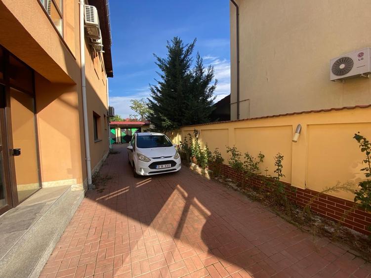 Duplex cu 8 camere cu Teren 700 Mp în Păcii