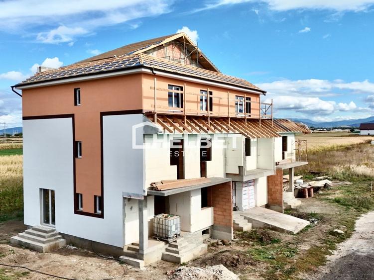 Duplex cu 4 camere cu Canalizare în Sânpetru