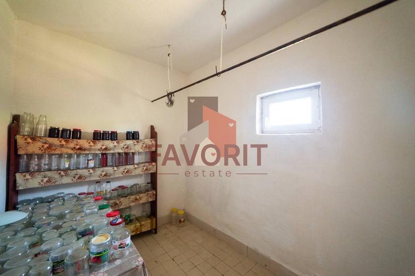 Casă individuală cu 10 camere cu Canalizare în Central