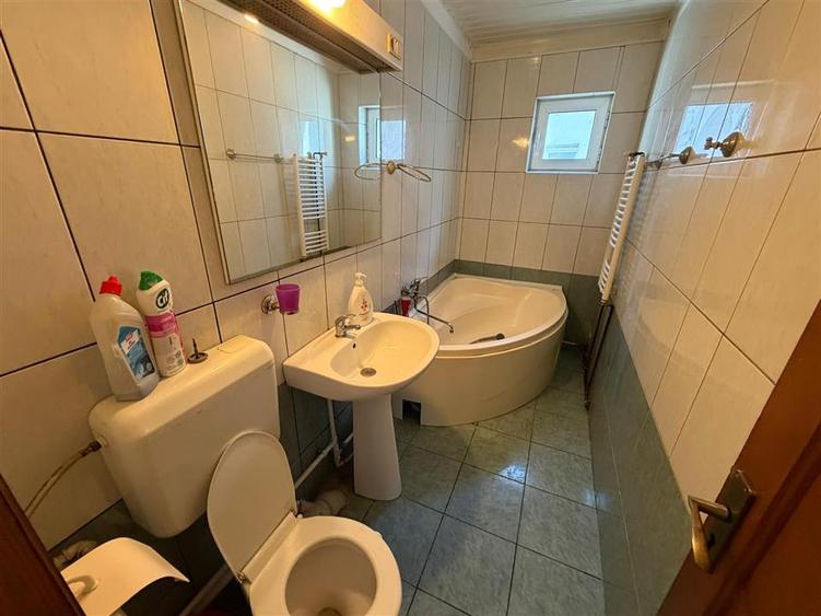 Apartament cu 3 camere decomandat, mobilat în Central