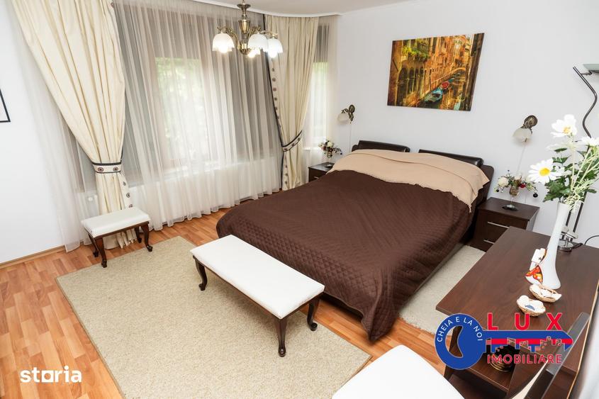 Casă cu 7 camere cu Teren 275 Mp în Central
