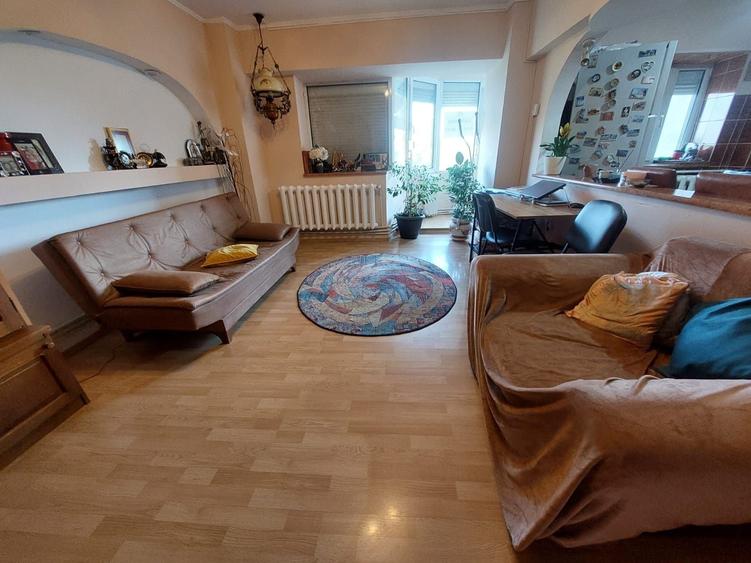 Apartament cu 3 camere decomandat în Bora