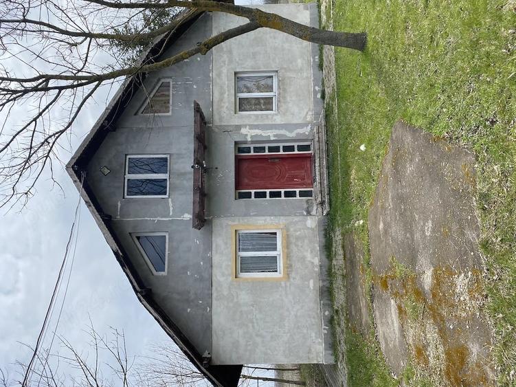 Casă cu 8 camere cu Teren 27000 Mp în Central