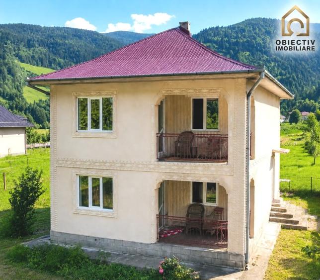 Casă individuală cu 5 camere cu Teren 2674 Mp în Poiana Teiului