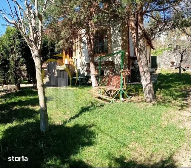 Casă cu 6 camere cu Teren 1152 Mp în Sinaia