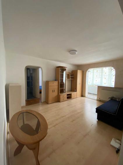 Ofer spre inchiriere apartament 2 camere, semidecomandat, zona Zamca, utilat, centrala termica, termopane, etaj 1. Pret 300 euro + o garantie. - 2
