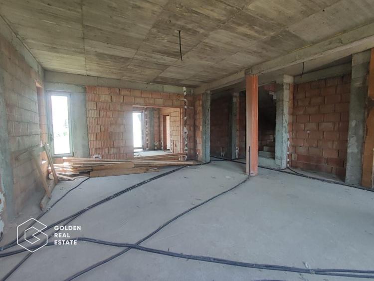 Casă individuală cu 6 camere cu Teren 697 Mp în Exterior Vest