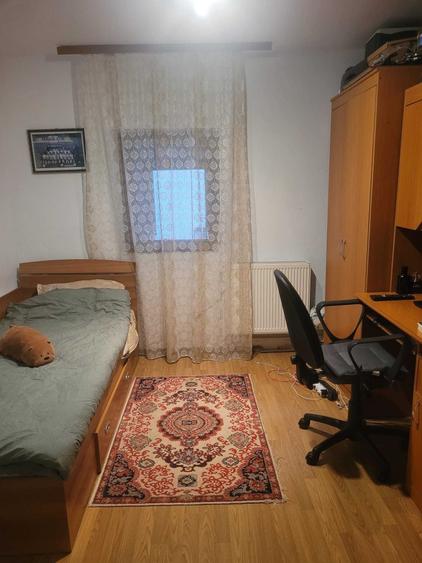 Apartament cu 3 camere semidecomandat în Debarcader