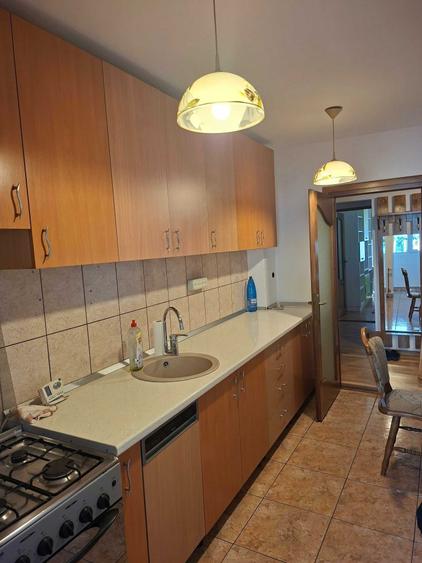 Apartament cu 3 camere decomandat în Florești