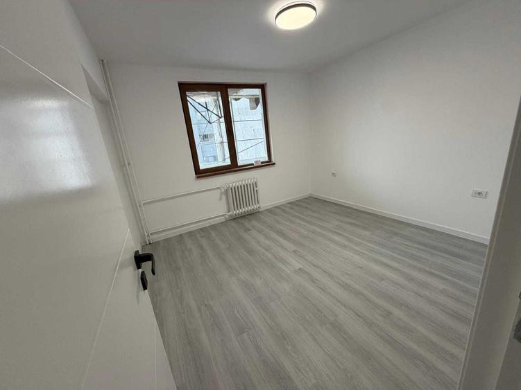 Apartament cu 3 camere semidecomandat în Berceni