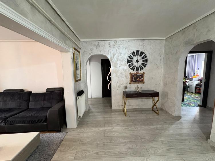 Apartament cu 4 camere decomandat în Dacia