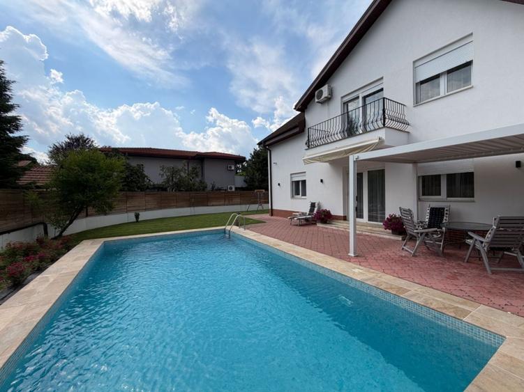 Casă individuală cu 7 camere cu Piscina în Iancu Nicolae
