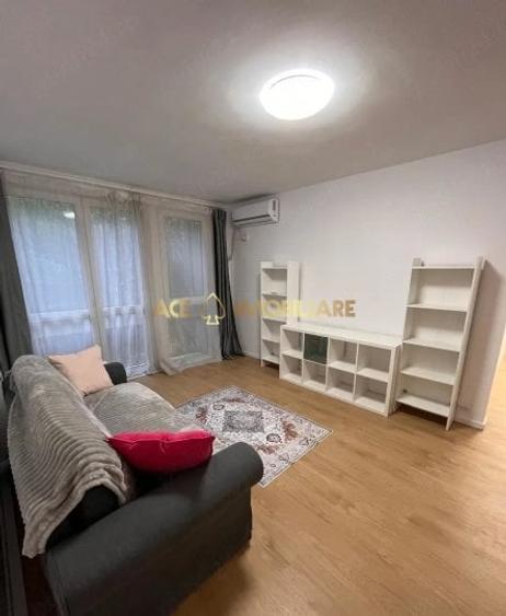 Apartament cu 3 camere semidecomandat, mobilat în Titan