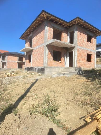 Casă cu 4 camere în Valea Adâncă