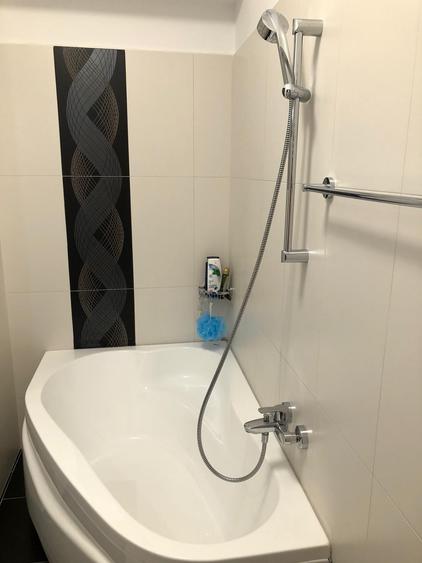 Apartament cu 3 camere semidecomandat, mobilat în Băneasa