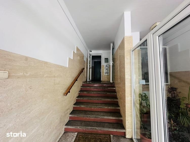 Apartament cu 3 camere semidecomandat în Moșilor