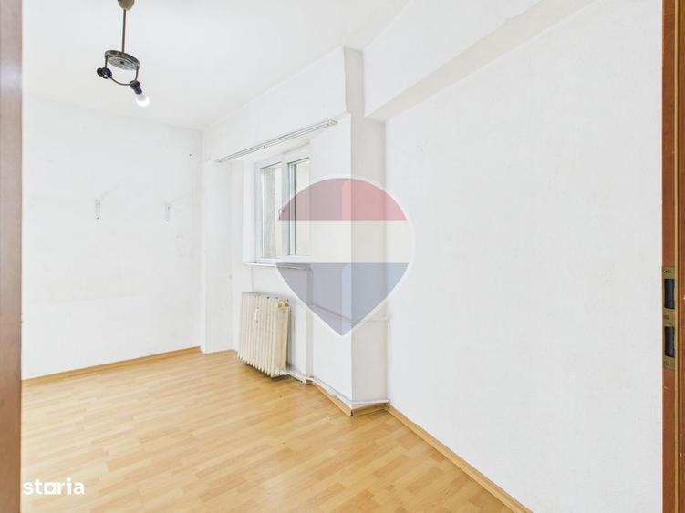 Apartament cu 3 camere semidecomandat în Crângași