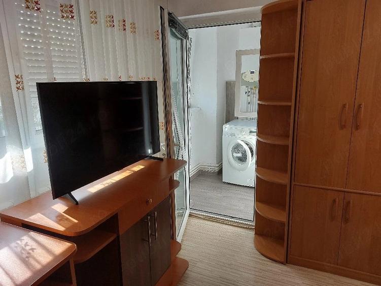 Garsonieră decomandată în Vest