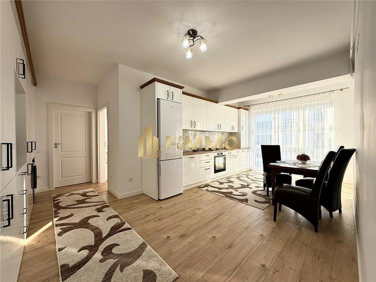 Apartament cu 3 camere semidecomandat, mobilat în Central