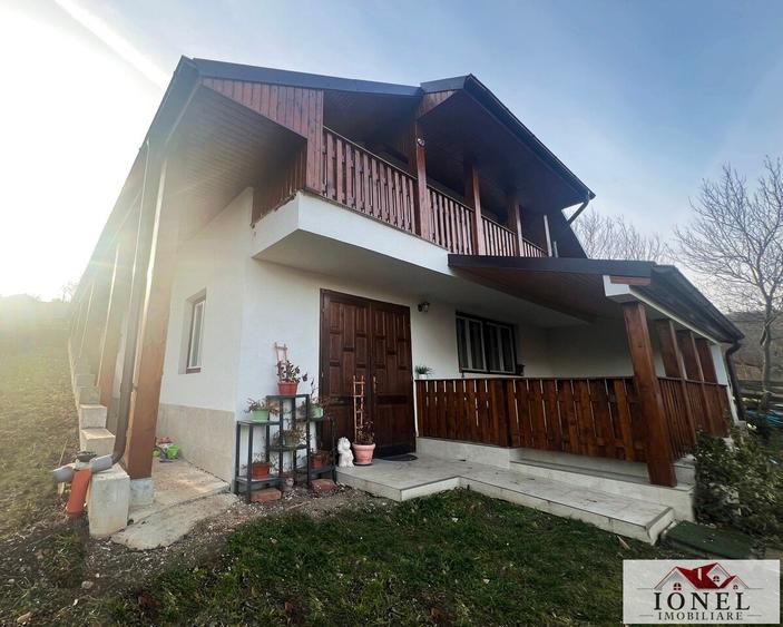 Casă individuală cu 4 camere cu Teren 2300 Mp în Est