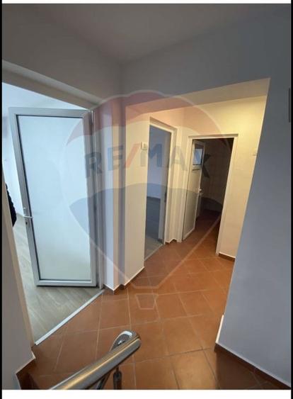 Casă individuală cu 6 camere cu Teren 100 Mp în Banu Manta