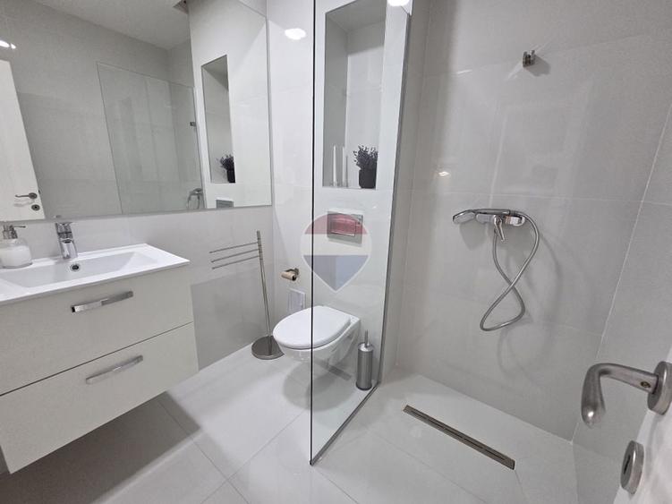 Casă individuală cu 7 camere cu Piscina în Est
