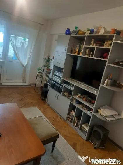 Apartament cu 3 camere decomandat în Sărari