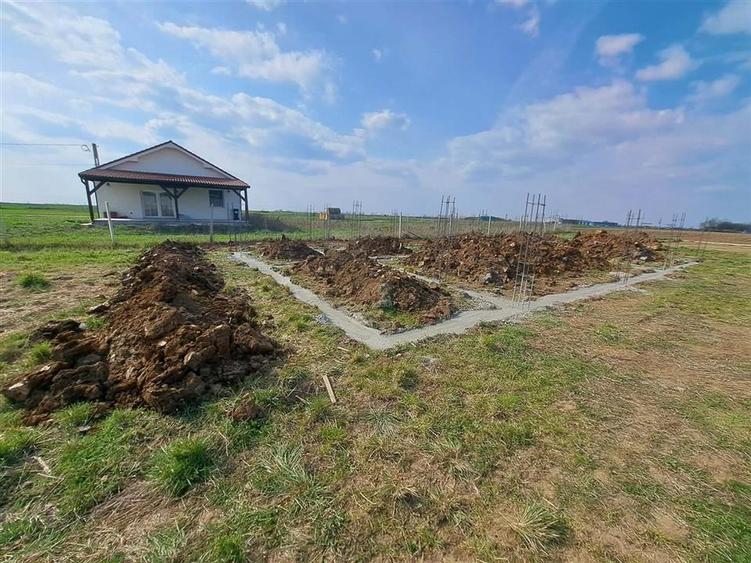 Casă cu 4 camere cu Teren 811 Mp în Biharia