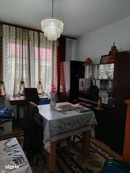 Apartament cu 3 camere semidecomandat în Săsar