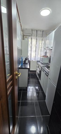 Apartament cu 3 camere semidecomandat, mobilat în Micro 5
