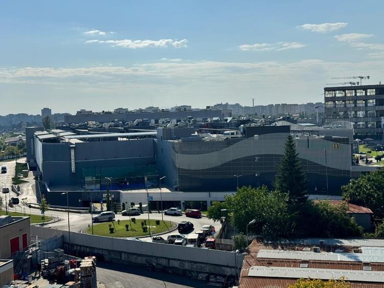 Apartament cu 3 camere semidecomandat în Bucur Obor