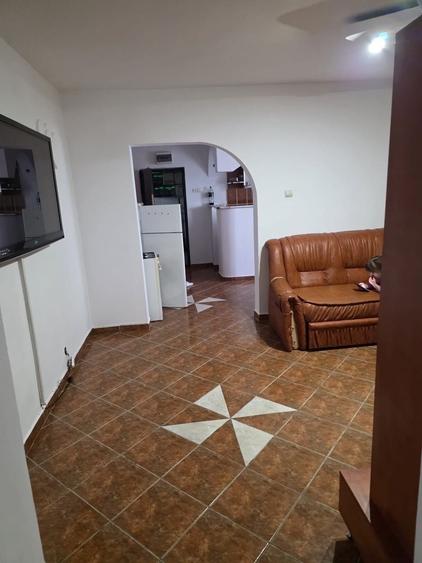Apartament cu 3 camere decomandat în Exterior Vest