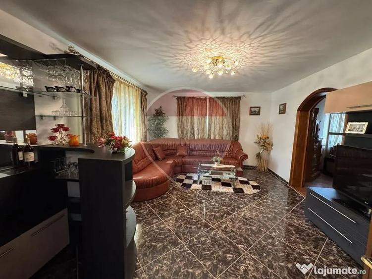 Casă cu 6 camere cu Teren 1526 Mp în Bolotești