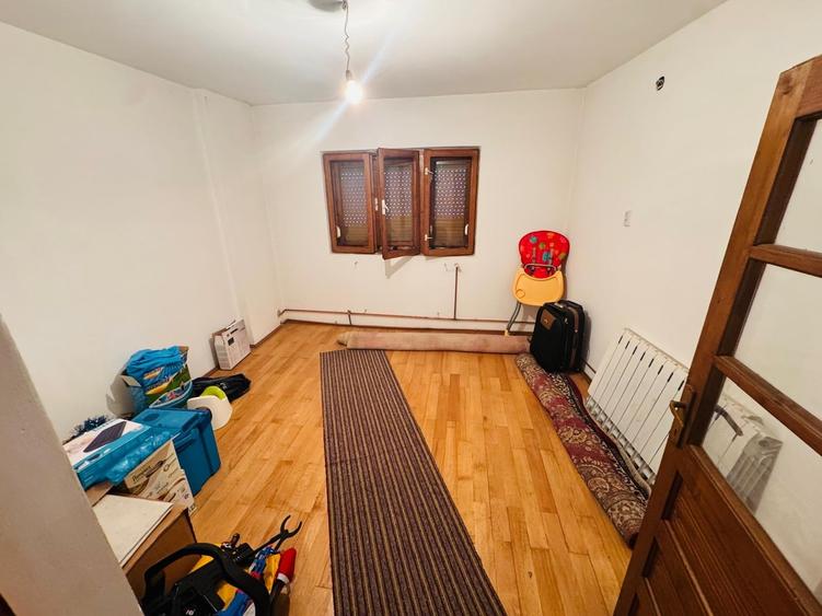 Casă individuală cu 8 camere cu Canalizare în Crihala