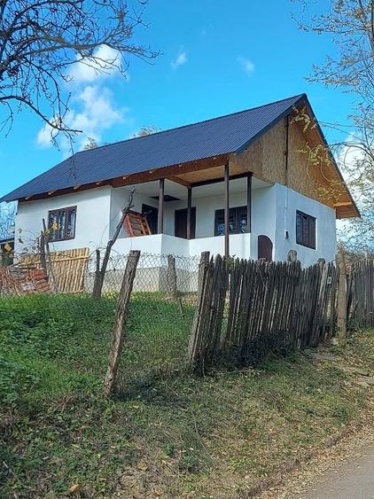 Casă cu 3 camere în Bughea de Sus