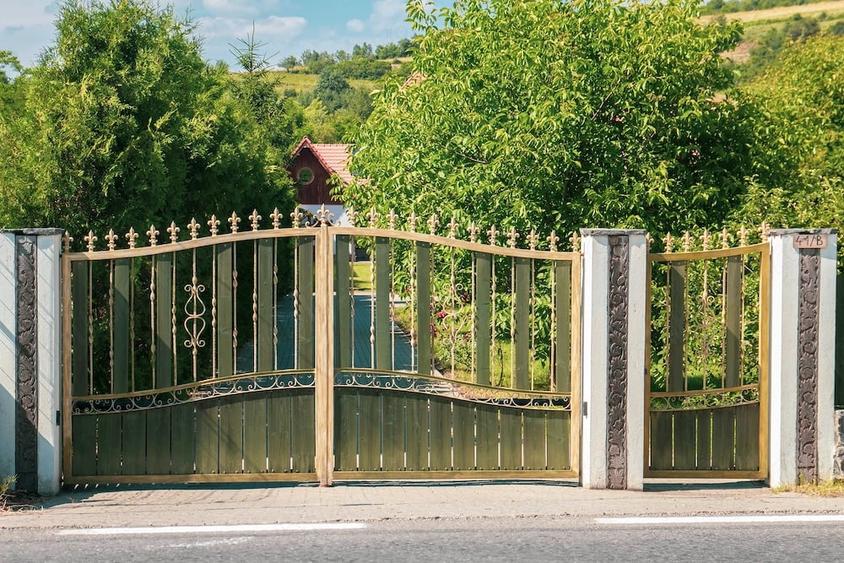 Casă cu 4 camere cu Teren 4000 Mp în Brădești