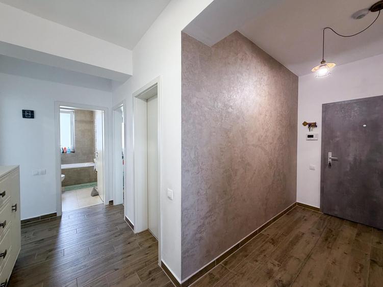 Apartament cu 3 camere decomandat în Tractorul