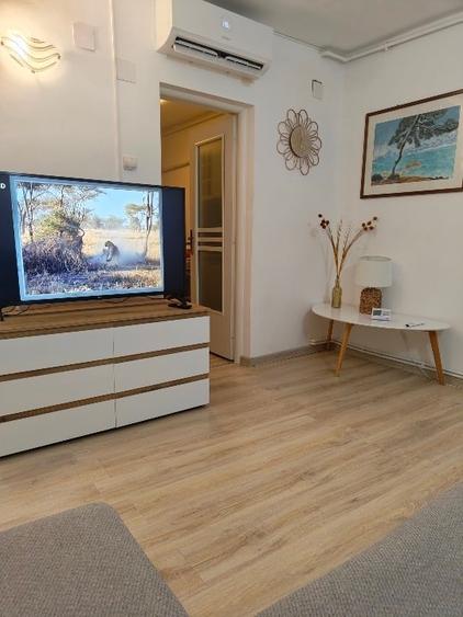 Apartament cu 3 camere semidecomandat, mobilat în Faleza Nord