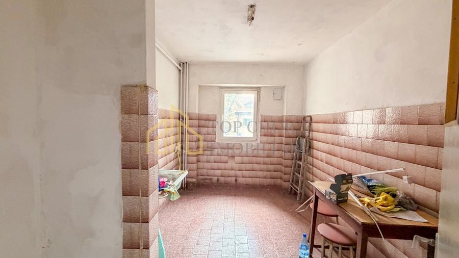 Apartament cu 3 camere semidecomandat, mobilat în Tei