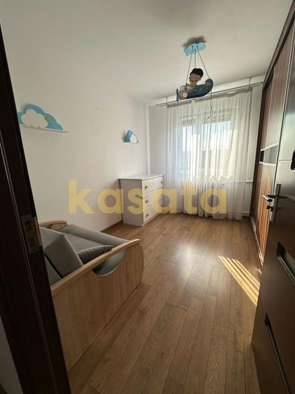 Apartament cu 3 camere semidecomandat, mobilat în Apusului