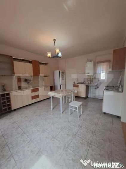 Casă cu 4 camere cu Teren 1210 Mp în Stupini